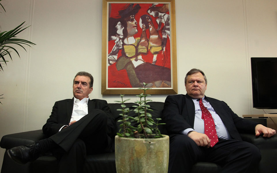 οι-διάλογοι-στις-κλειστές-πόρτες-της-α-2049095