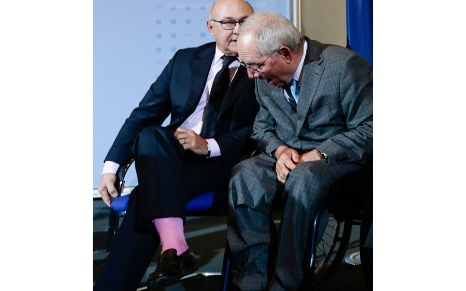 κόκκινες-γραμμές-και-ροζ-κάλτσες-2050595