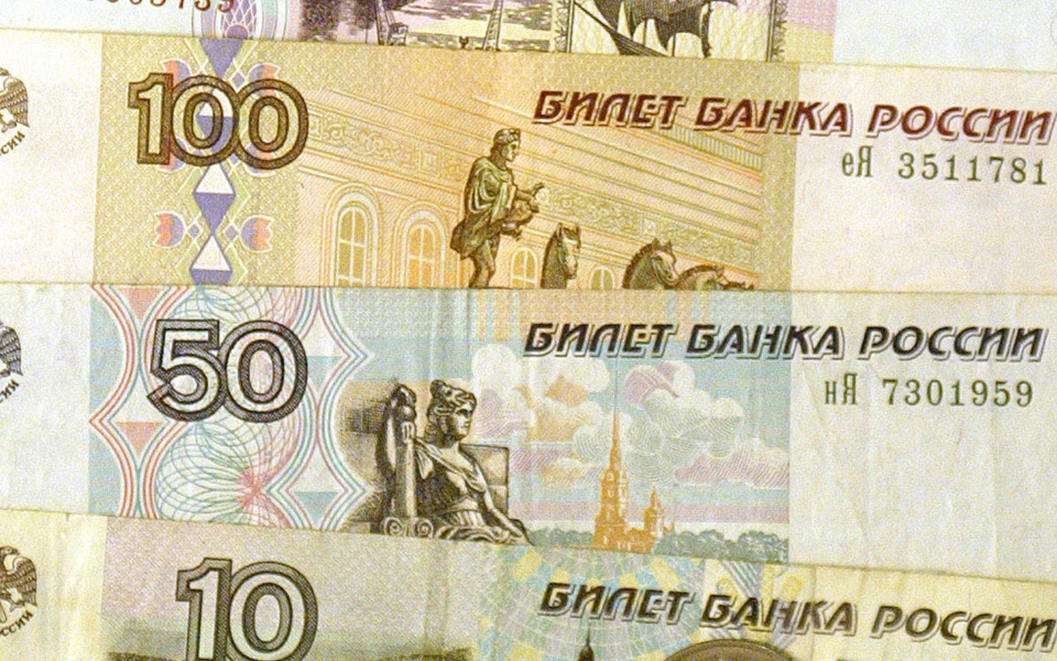 δύο-σκαλιά-πάνω-από-τα-σκουπίδια-η-ρ-2050571