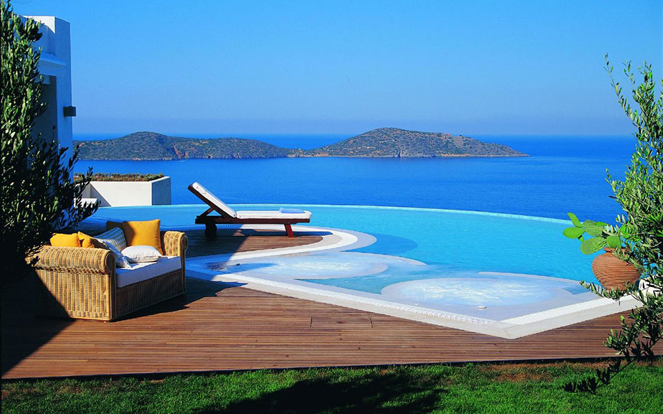 δύο-ελληνικές-επαύλεις-στο-διεθνές-δί-2048460