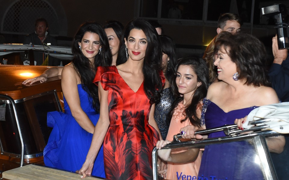 amal-alamuddin-οι-μεγάλοι-οίκοι-μόδας-υπέγραψαν-τ-2047257