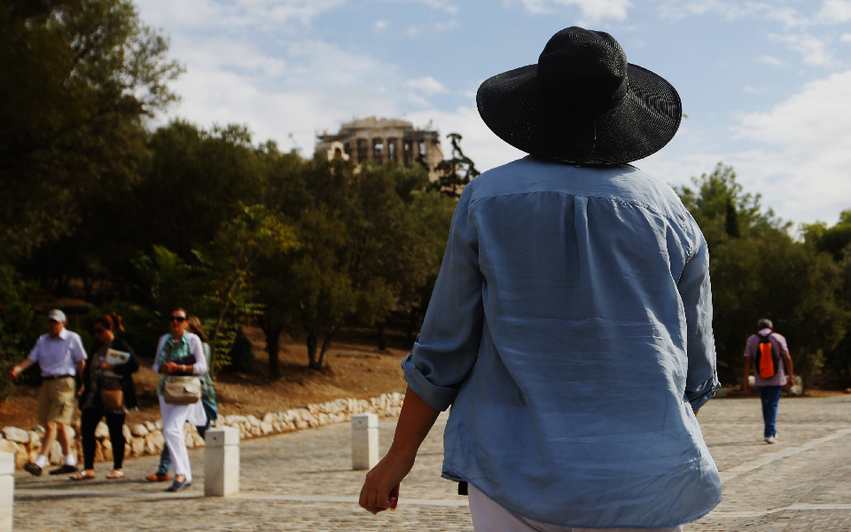 κατευθυνόμενοι-τουρίστες-που-αγορ-2050624