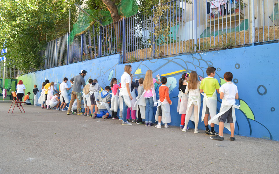 βάζουν-χρώμα-σε-σχολικά-κτίρια-2049188