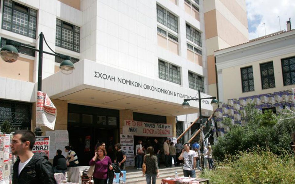 αντιδρά-η-κοσμητεία-της-νομικής-αθηνώ-2054056