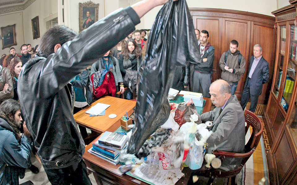 διαμαρτυρία-με-σκουπίδια-στο-εκπα-2055884