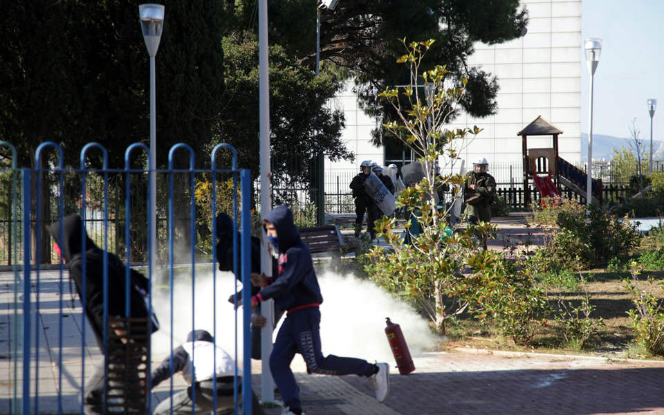 ενταση-έξω-από-το-υπουργείο-παιδείας-2055536