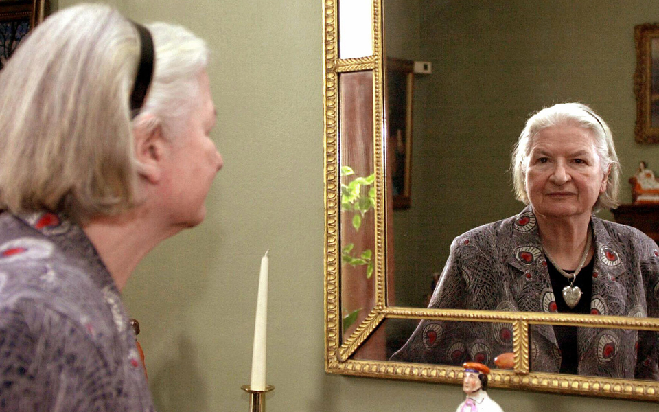 π-ντ-τζέιμς-φλέγμα-χιούμορ-και-αστυνο-2056345