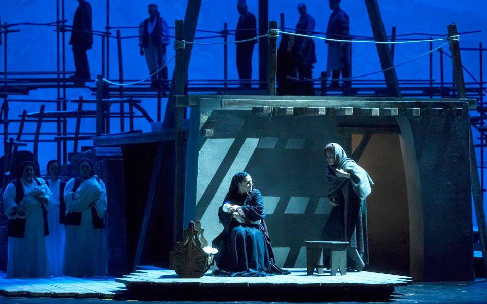 φόνισσα-πριν-από-την-αυλαία-2054819