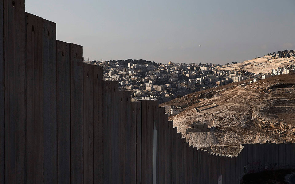 σύγχρονα-τείχη-μεταξύ-ανθρώπων-2053317