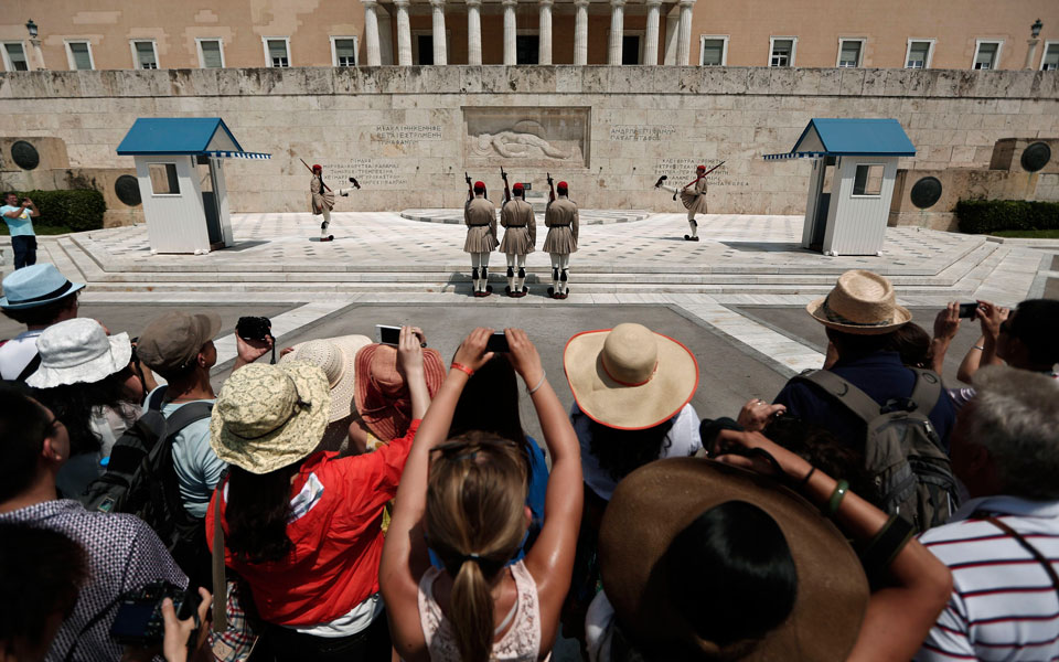 στο-ιστορικό-ρεκόρ-των-23-εκατ-αναμένον-2053758