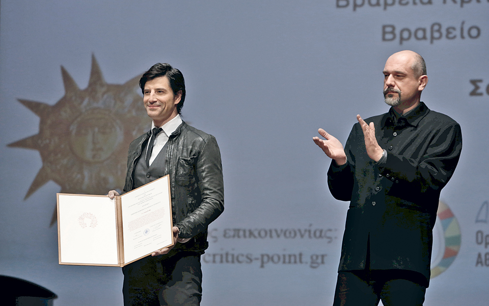 μεταξύ-φάρσας-και-τραγωδίας-2058208