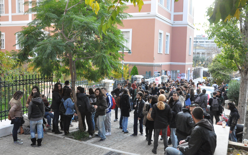 αναρχικοί-κατέλαβαν-τη-νομική-αθηνών-2058330