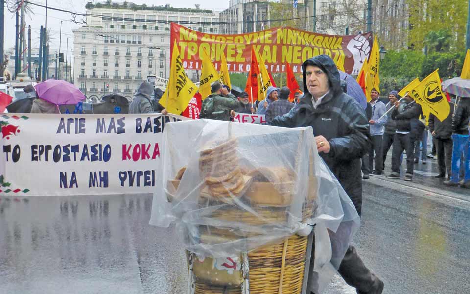 εικόνες-υπό-βροχήν-έξω-από-τη-βουλή-το-α-2059838
