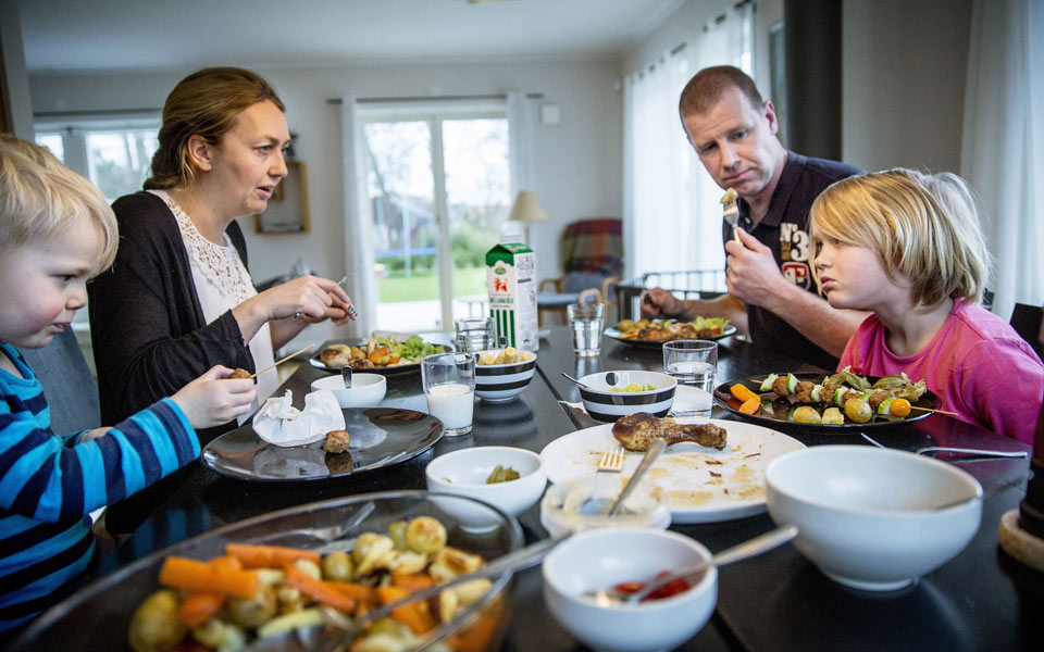 στο-τραπέζι-η-οικογένεια-έρχεται-πιο-κ-2061003