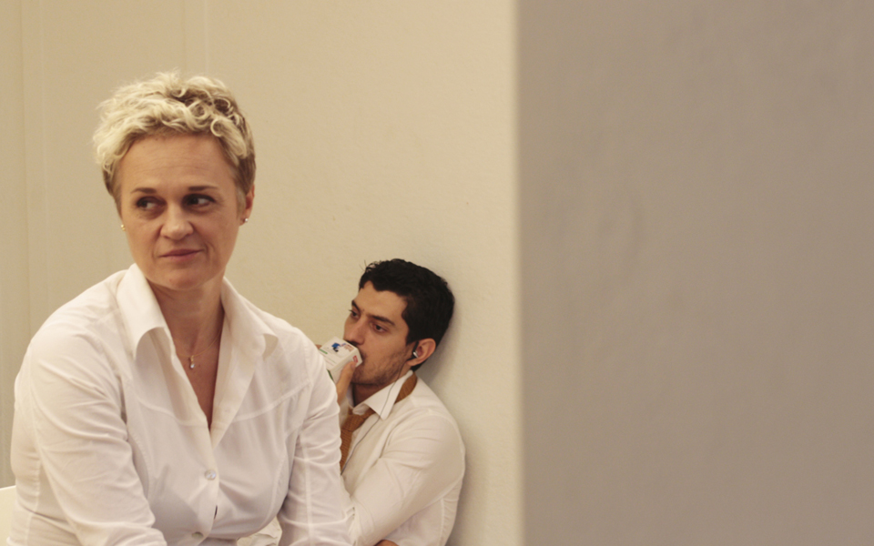 οταν-η-μάζα-καταβροχθίζει-το-άτομο-2058600