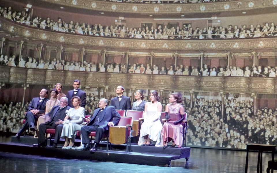 ανοιχτό-βιβλίο-με-εικονογράφηση-απ-2057288