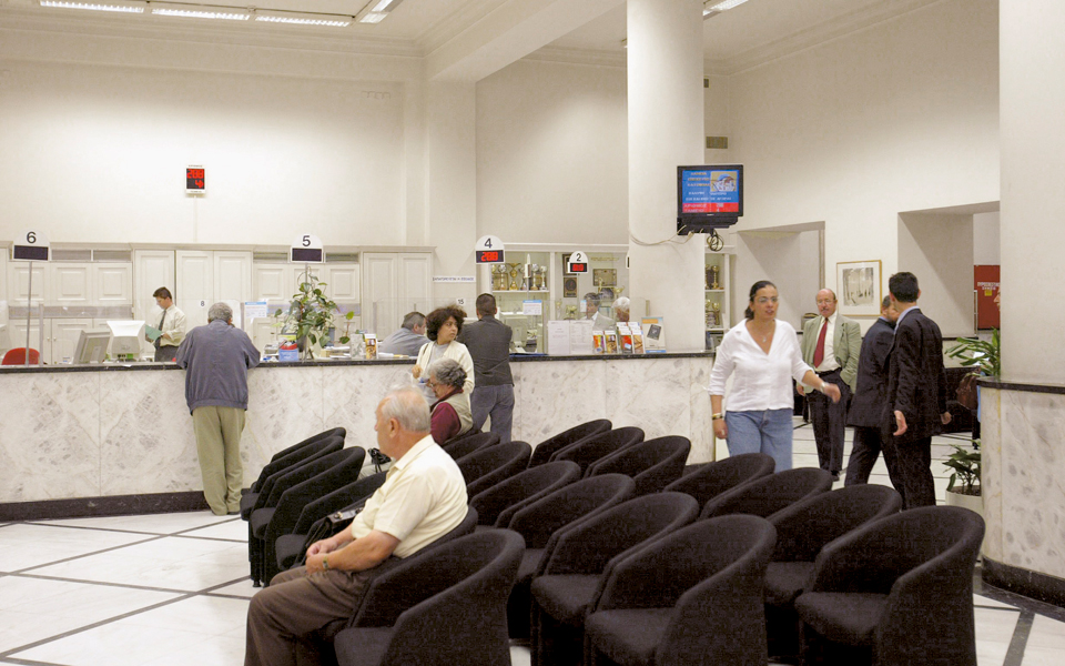 η-κρίση-έκλεισε-1-στα-3-τραπεζικά-καταστ-2060234