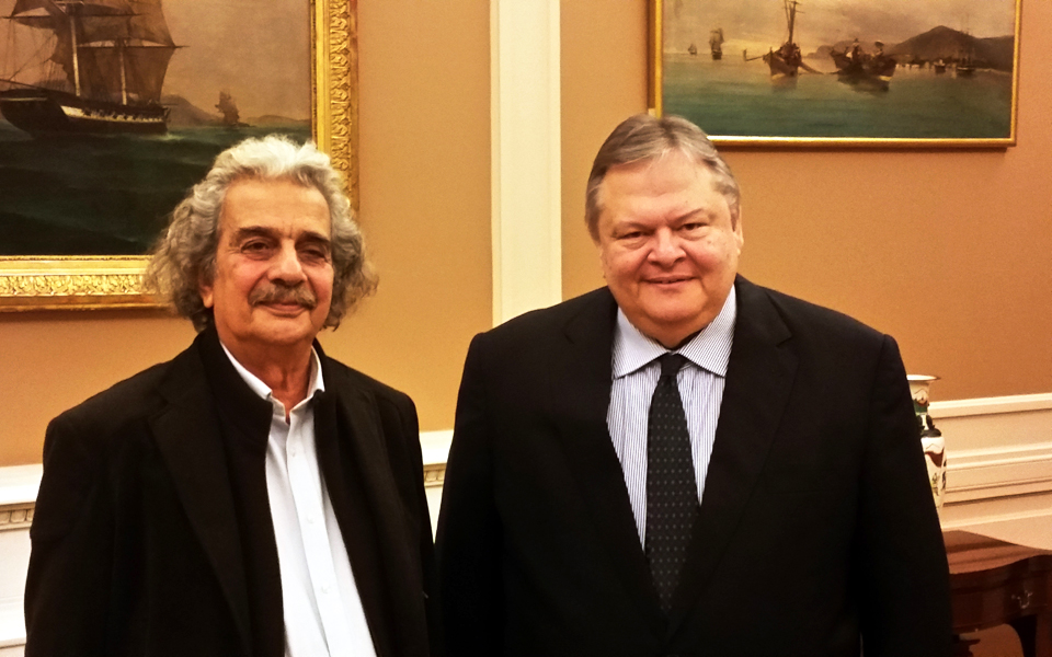 ενας-γελωτοποιός-υποκλίνεται-στους-γ-2063298