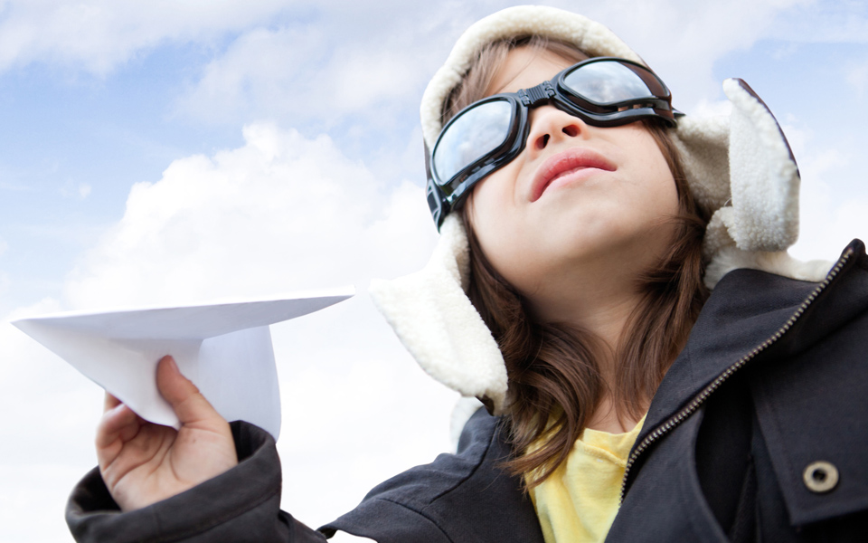 πετάει-πετάει-το-χάρτινο-αεροπλανάκ-2063571