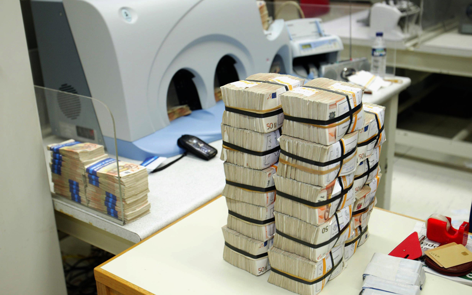 ανω-των-10-δισ-οι-εκροές-καταθέσεων-από-τ-2065712