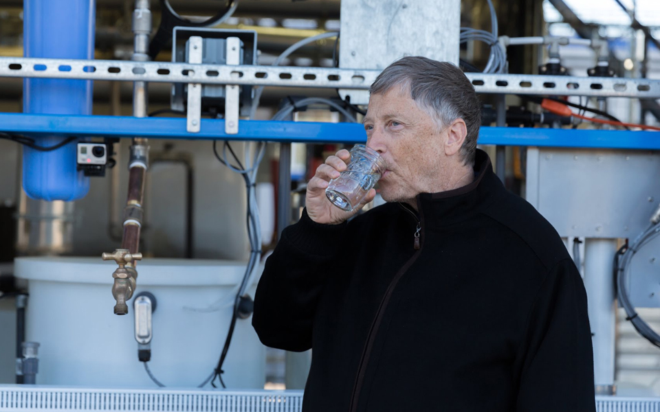 ο-μπιλ-γκέιτς-ήπιε-νερό-από-επεξεργασμ-2062394