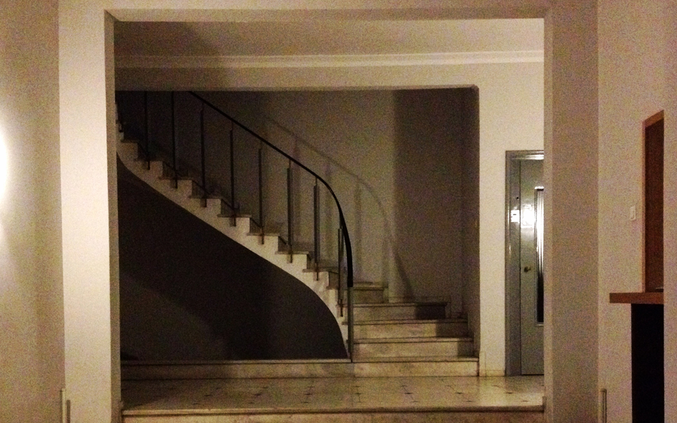 η-γέννηση-και-ο-θάνατος-της-πολυκατοικ-2065965