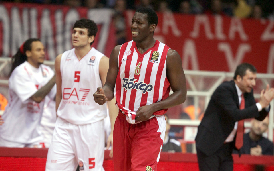 κόντρα-στην-αρμάνι-ο-ολυμπιακός-2062287