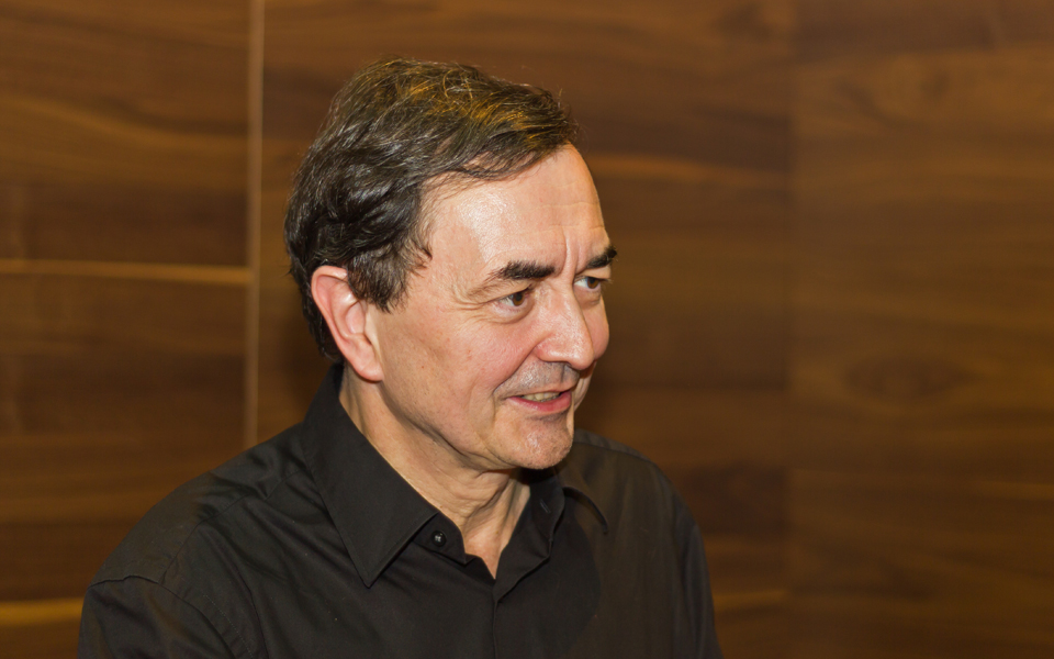 αδιάφορος-εμάρ-σε-χλιαρή-συναυλία-2063492