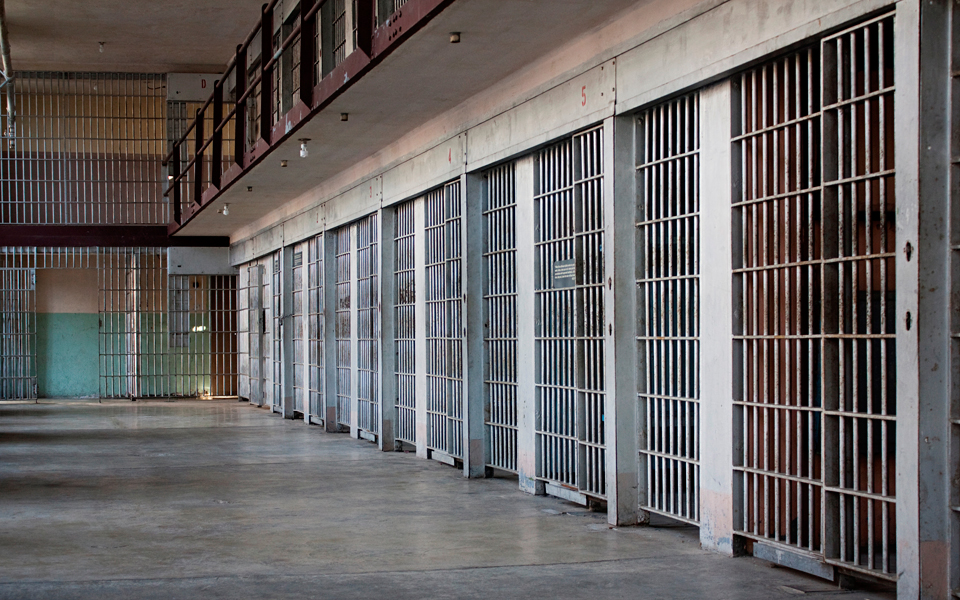 σωφρονιστικοί-σε-ρόλο-κούριερ-μεταξύ-2064474