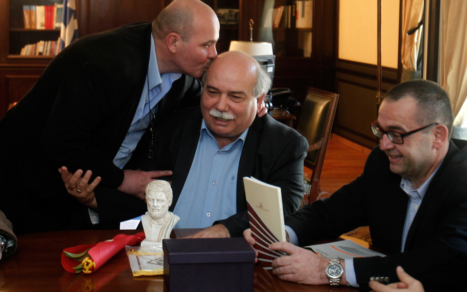 η-επανάσταση-αναβάλλεται-2066948