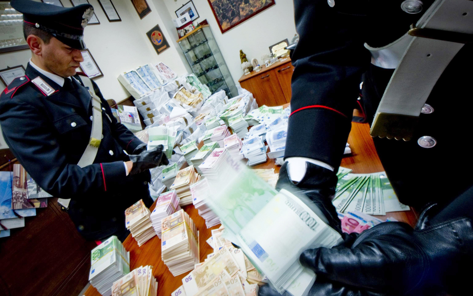 53-εκατ-πλαστά-ευρώ-στην-ιταλία-2068262