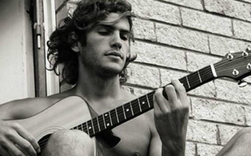 πώς-μια-ξένη-κιθάρα-με-έκανε-τρομερά-χα-2069268