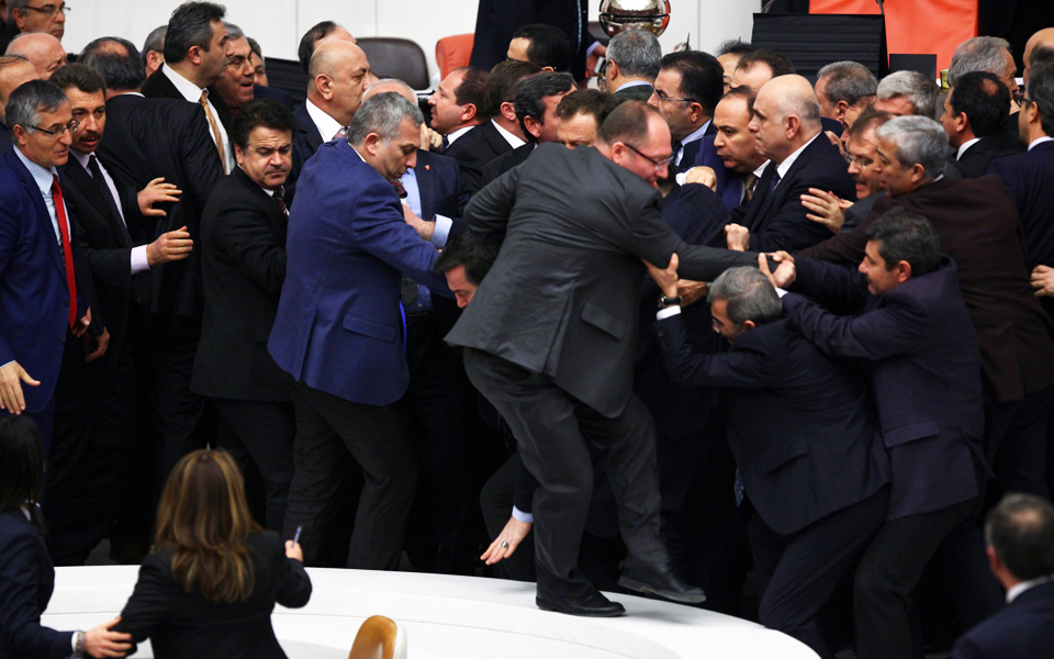 σε-ρινγκ-μετατράπηκε-πάλι-η-τουρκική-ε-2070025