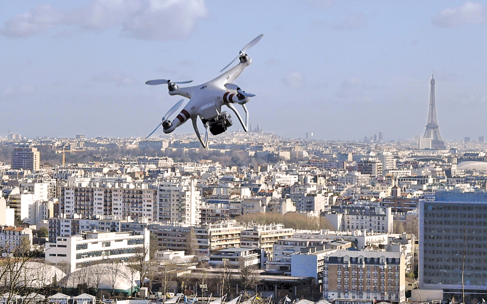 κινητοποίηση-στο-παρίσι-για-τα-drones-που-αυ-2071376