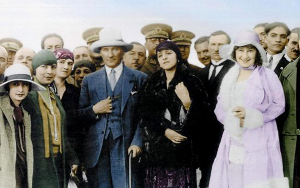 οταν-χανόταν-η-σμύρνη-και-ο-μουσταφά-κε-2075163