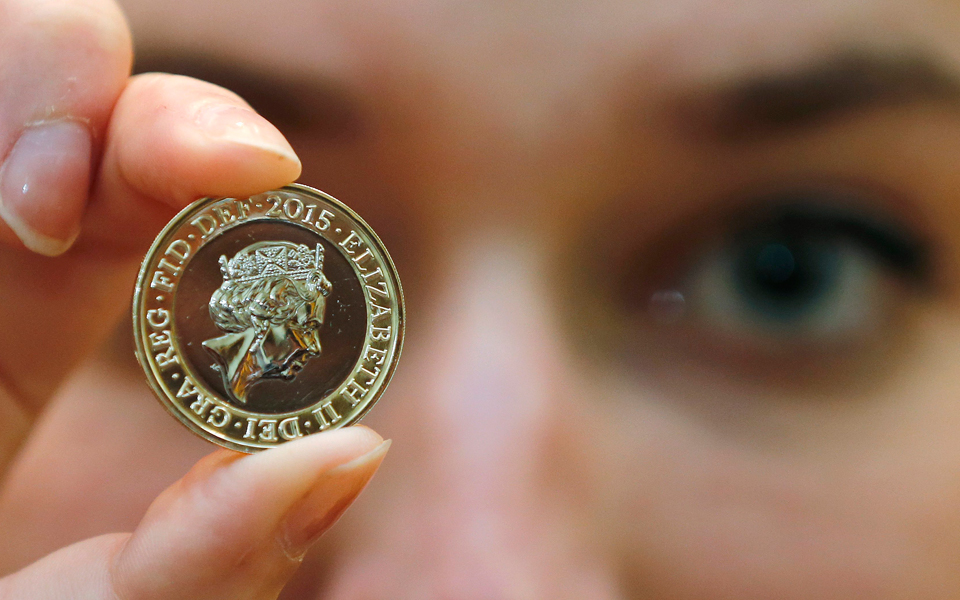 νέα-λίρα-με-πορτραίτο-την-βασίλισσα-2070981