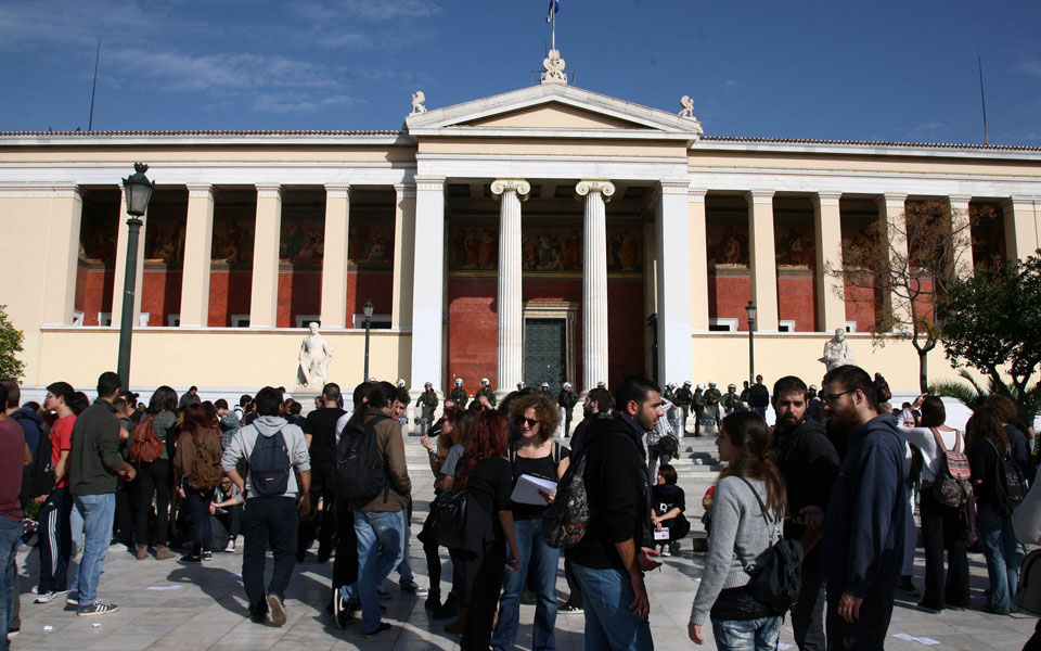 με-το-πάσο-τους-οι-φοιτητές-στα-αει-2072552