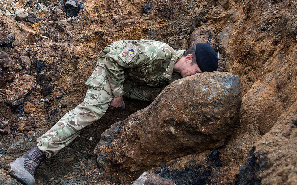 βόμβα-μισού-τόνου-σε-γειτονιά-του-λονδ-2074800