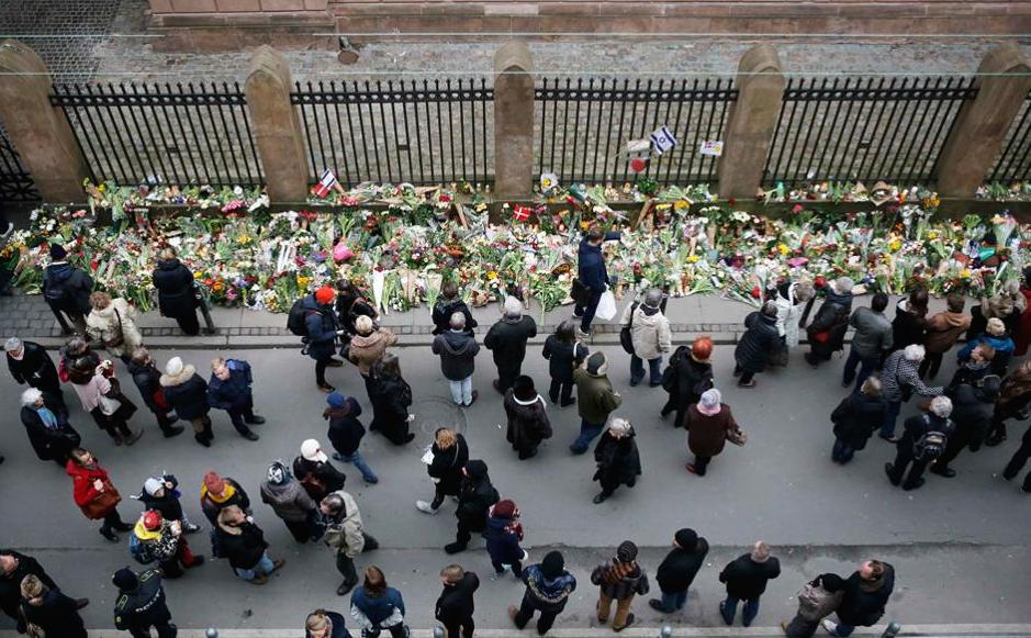 αλυσίδα-της-ειρήνης-στην-συναγωγή-τ-2073210