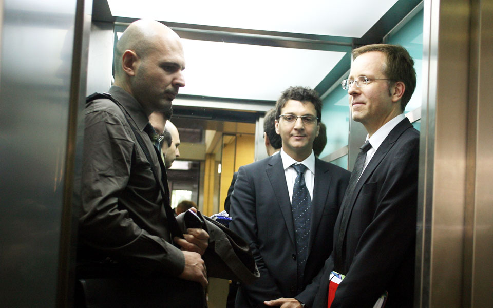 κρυφτό-μεταξύ-χίλτον-και-κάραβελ-2073473