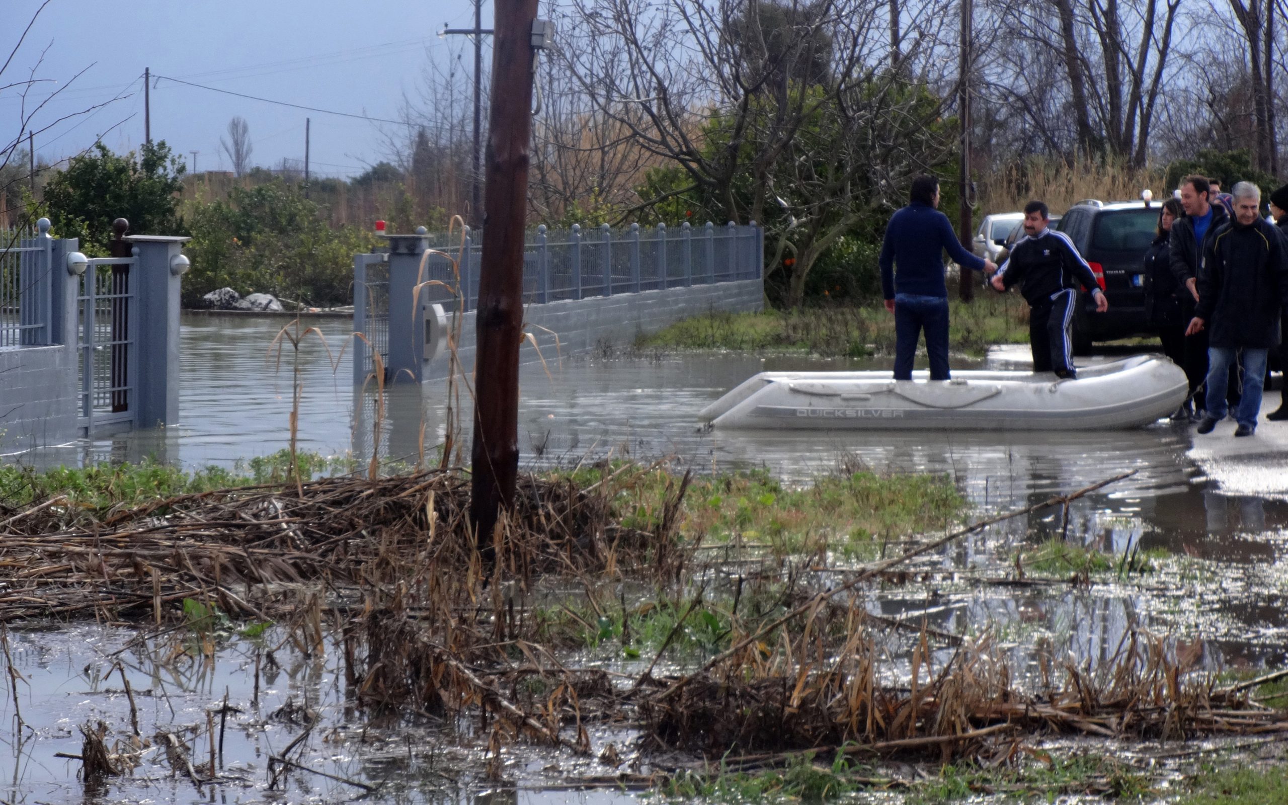 εντονα-πλημμυρικά-φαινόμενα-σε-περιο-2072013