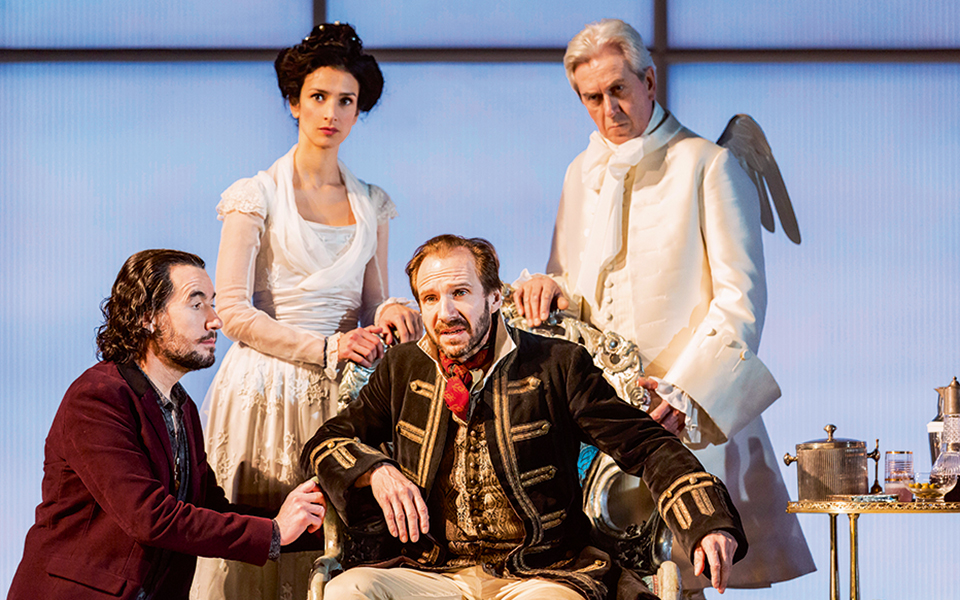 το-λονδίνο-αποθεώνει-τον-ρέιφ-φάινς-2074581