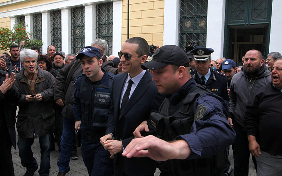 ελεύθερος-με-περιοριστικούς-όρους-ο-κ-2071455