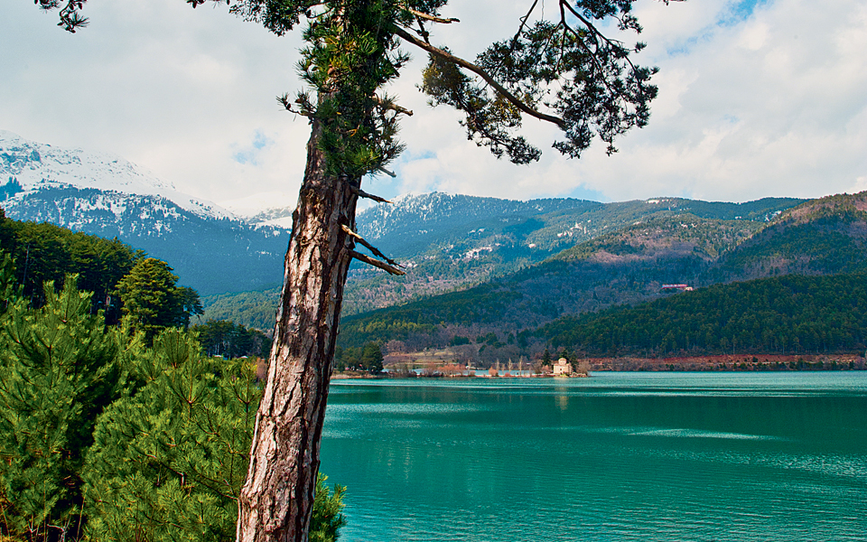 ορεινή-κορινθία-βουνό-λίμνες-και-ζεστ-2075833