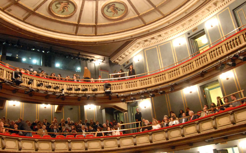 η-βιασύνη-και-τα-χαρτιά-2074050