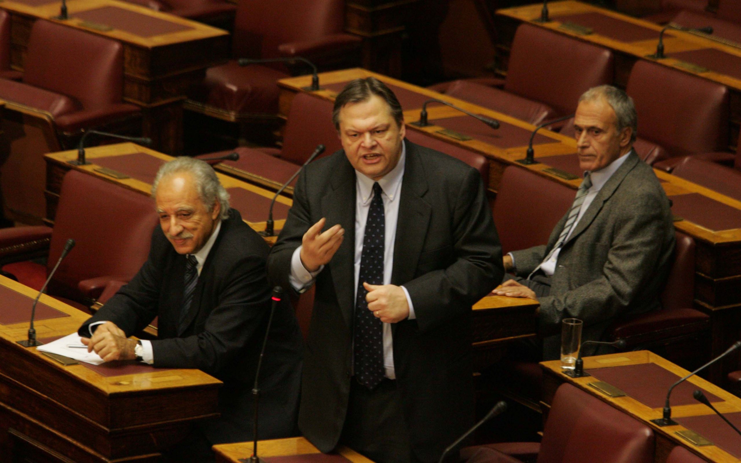 υψώνει-τους-τόνους-η-χαριλάου-τρικούπ-2075297