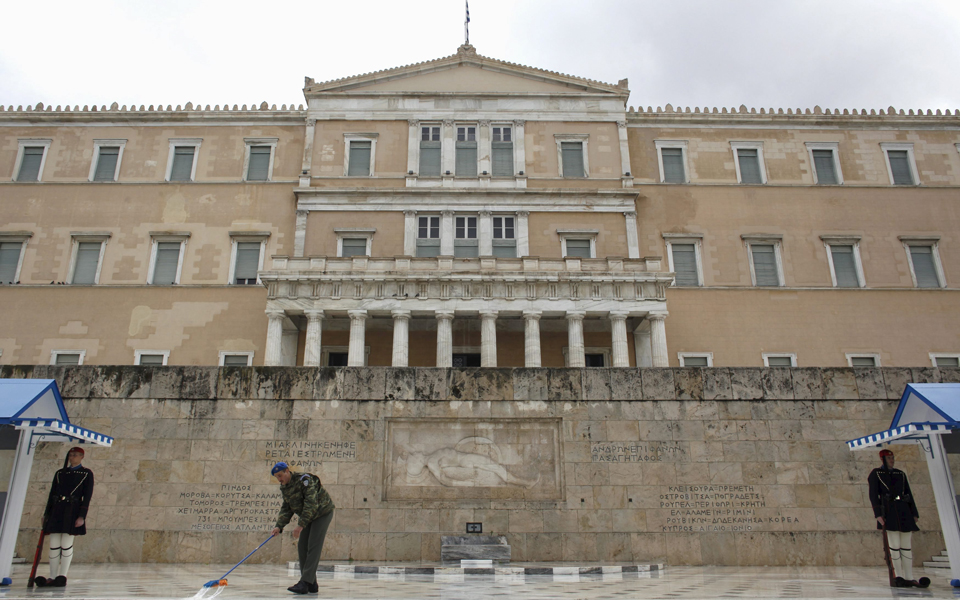 wsj-η-ελλάδα-κρατάει-την-μοίρα-της-στα-χέρ-2075602