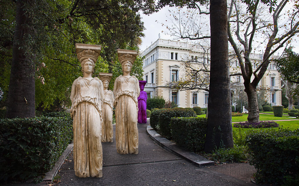 συνάντηση-με-τις-kαρυάτιδες-και-το-μήνυ-2079257
