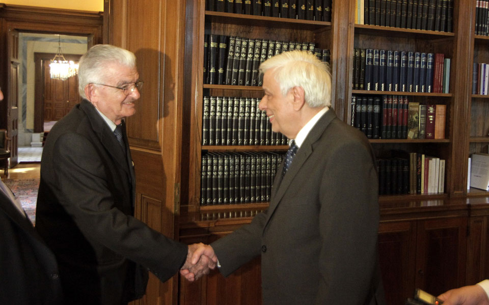 xρέος-απέναντι-στα-θύματα-της-σφαγής-τ-2080320