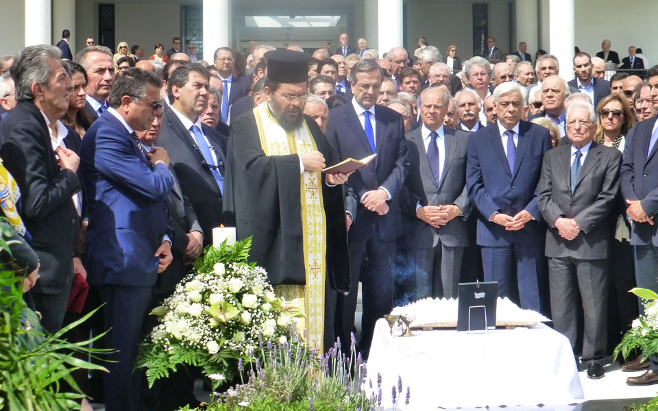 το-τρισάγιο-στο-ιδρυμα-κωνσταντίνου-κ-2080521